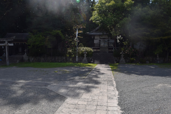 御霊神社の拝殿方向